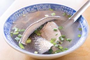 Milchfischhautsuppe, unverwechselbare taiwanesische Delikatesse in Tainan. berühmte Mahlzeit zum Mittag- oder Frühstück mit Gemüse, Draufsicht, Kopierraum, Nahaufnahme foto