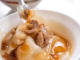 bawan ba wan, taiwanesische fleischbällchen-delikatesse, köstliches straßenessen, gebratene stärke umwickelte runde knödel mit schweinefleisch im inneren, nahaufnahme, kopierraum foto