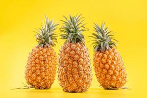 schöne frische ananas isoliert auf hellgelbem hintergrund, sommersaisonobst designidee musterkonzept, kopierraum, nahaufnahme foto