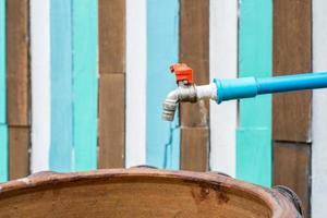 Wasserhahn mit Holzhintergrund foto