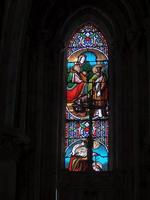 Bordeaux, Frankreich, 2016. Glasfenster in der Basilika St. Seurin in Bordeaux foto