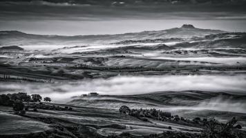 val d'orcia, toskana, italien, 2013. nebel wirbelt durch val d'orcia foto