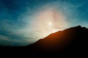 die Silhouette des Berges, Teamführung, Teamwork und Teamarbeit und Freude am Silhouettenkonzept foto