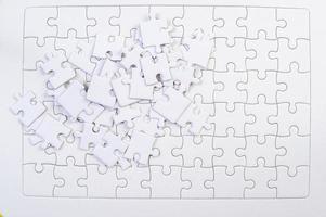 weiße Puzzles setzen Geschäftsidee zusammen foto