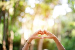Handgemachte Herzform geben Liebenden am Tag der Liebe Liebestag foto