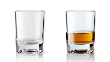 Reihe von alkoholischen Getränken. Scotch Whisky im eleganten Glas auf weißem Hintergrund. foto