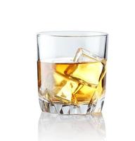 Scotch Whisky in einem eleganten Glas mit Eiswürfeln auf weißem Hintergrund. foto