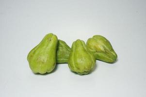 frischer Chayote isoliert auf weißem Hintergrund foto