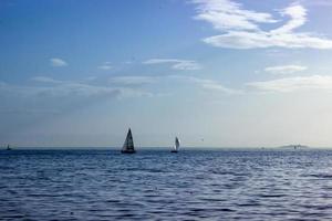 segelboot am meer sonnenschein himmel foto