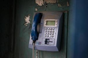 Alte blaue Telefonzelle mit Nummern mit Kinolicht in Istanbul foto