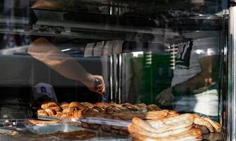 Pita und Gebäck hinter dem Glas foto