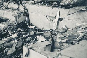Häuser und Felder in Trümmern, abgerissen, verlassen und Schrottplatz foto