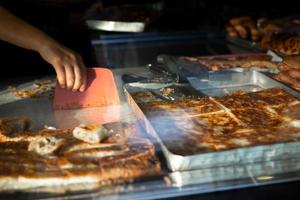 Pita und Gebäck hinter dem Glas foto