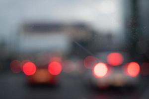 unscharfe Autolichter im Abendverkehr foto