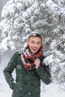 Porträt eines bärtigen Bräutigams in einem stilvollen Anzug mit Hosenträgern und Fliege im Winter in einem Skigebiet foto