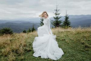 Fotoshooting der Braut in den Bergen. Hochzeitsfoto im Boho-Stil. foto
