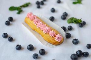 leckerer Cupcake auf einem weißen Teller auf weißem Hintergrund. foto