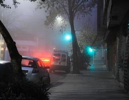 buenos aires, argentinien, 2020. autos unter dem nebel foto