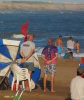 necochea, buenos aires, argentinien, 2021. zwei rettungsschwimmer in ihrer wache foto