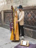 Barcelona, Spanien, 9. Juni 2018 - Straßenharfenistin foto