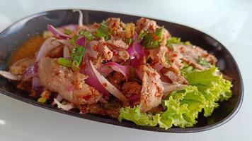 thailändisches essen, gegrillter schweinefleischsalat oder nam tok foto