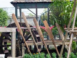 thailand, uttaradit, 2022-wassermühle und ruder im amatist café foto