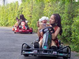 Frau und Baby gehen Karren foto