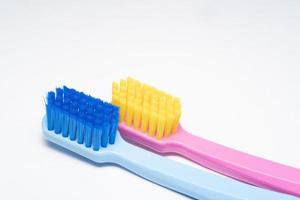 ein Konzept einer verliebten Zahnbürste. Zahnbürsten vermitteln die menschliche Beziehung zwischen Mann und Frau. foto