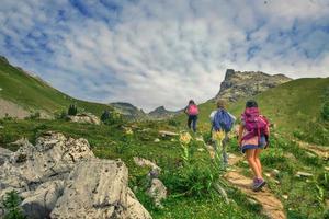 Gruppe von Kindern auf einer Bergtour foto