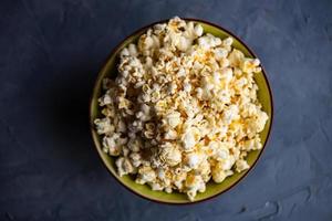 frischer Popcorn in einer Schüssel foto