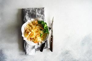 Gesunder Salat mit fermentiertem Kohl foto
