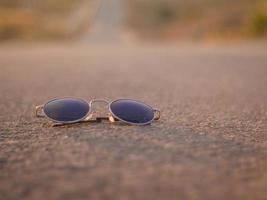 Brille auf der Straße foto