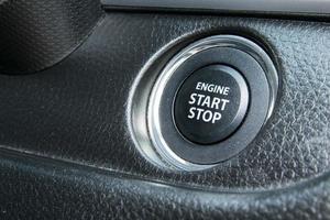 Motor-Start-Stopp-Taste aus einem modernen Autoinnenraum foto
