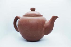 braune Teekanne isolierter Hintergrund. traditionelles Wohnobjekt foto