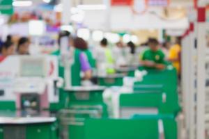 supermarktkasse zahlungsterminal mit kunden verschwommenem hintergrund foto