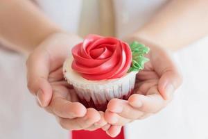 Valentinstag Cupcake in der Hand halten foto