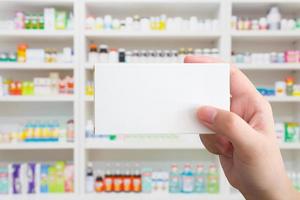 Nahaufnahme Apotheker Hand halten Medizin Box Paket foto