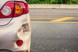 Auto hat nach Unfall beschädigte hintere Stoßstange verbeult foto