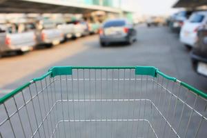 Einkaufswagen im Supermarkt Parkplatz foto