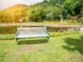 Unschärfebank im natürlichen Hintergrund der Parksommerzeit foto