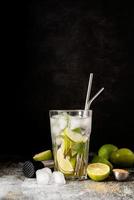 frischer sommerlicher caipirinha-cocktail auf konkretem hintergrund foto