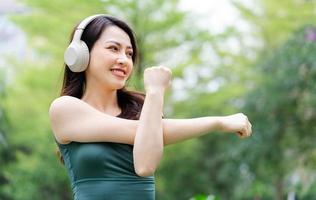 asiatische Frau, die im Park trainiert foto