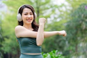 asiatische Frau, die im Park trainiert foto