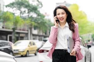 asiatisches Geschäftsfrauenbild auf der Straße foto