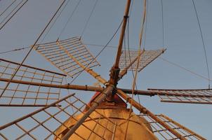 Windmühle in den Salinen von Marsala foto