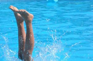 Mädchen synchronisiertes Schwimmen foto