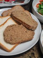 Weiß- und Vollkornbrot in der weißen Platte. foto