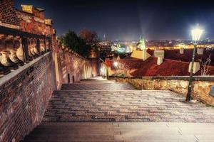 alte verlassene nachtstraße prag. Tschechien, schöner Bogen foto