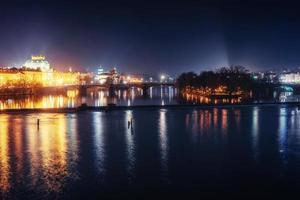 Reflexion der Prager Kaste und der Karlsbrücke in der Abenddämmerung. foto