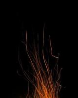 Feuerflammen mit Funken auf schwarzem Hintergrund foto